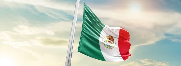 Flaga Meksyku Przeciwko Niebu — Zdjęcie stockowe
