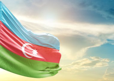 Gökyüzüne karşı Azerbaycan bayrağı 