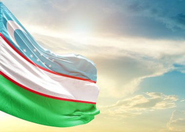 Gökyüzüne karşı Özbekistan bayrağı 