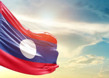 Laos bayrağı gökyüzüne karşı 