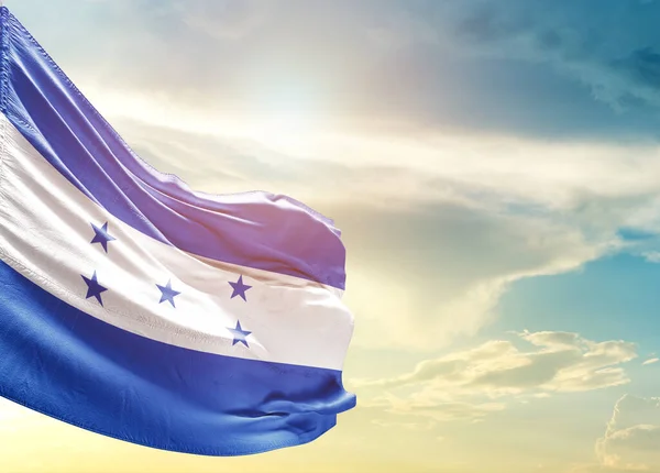 洪都拉斯国旗在天空中飘扬 — 图库照片