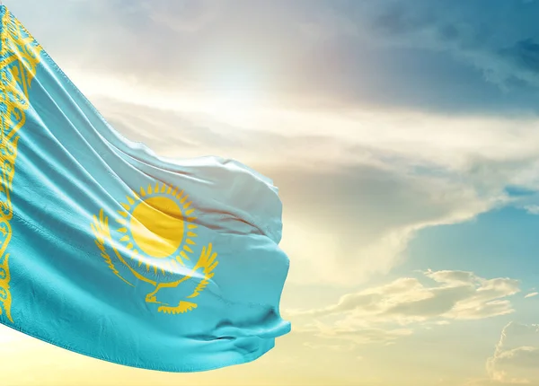 Kazajstán Bandera Contra Cielo Imagen de archivo