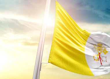 Vatikan bayrağı güneşli gökyüzüne karşı