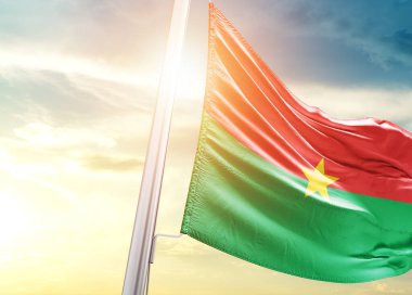 Burkina Faso bayrağı güneşli gökyüzüne karşı