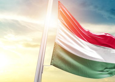 Macaristan bayrağı güneşli gökyüzüne karşı