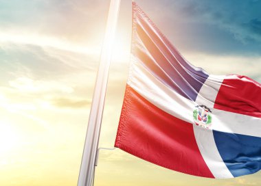 Dominik Cumhuriyeti bayrağı güneşli gökyüzüne karşı