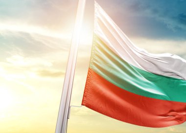 Bulgaristan güneşli gökyüzüne karşı bayrak
