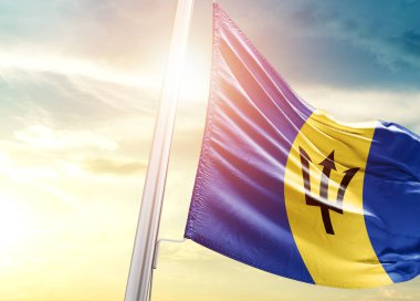 Barbados bayrağı güneşli gökyüzüne karşı