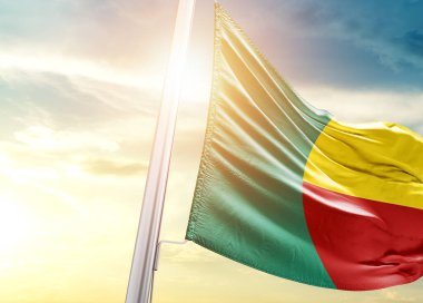 Güneşe karşı Benin bayrağı