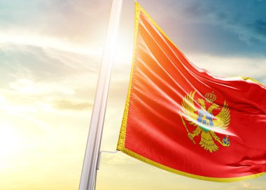 Karadağ bayrağı güneşli gökyüzüne karşı