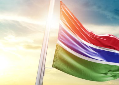 Gambiya bayrağı güneşli gökyüzüne karşı