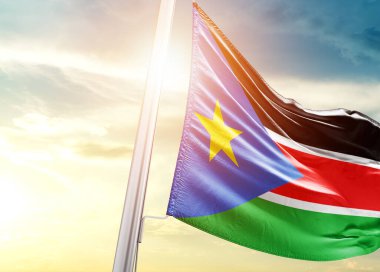 Güney Sudan bayrağı güneşli gökyüzüne karşı