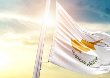 Kıbrıs bayrağı güneşe karşı