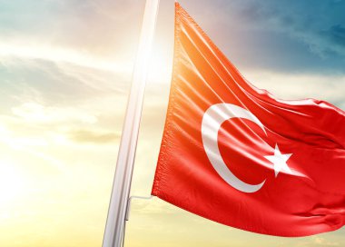 Türkiye güneşe karşı gökyüzünde bayrak
