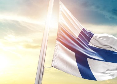 Finlandiya güneşli gökyüzüne karşı bayrak