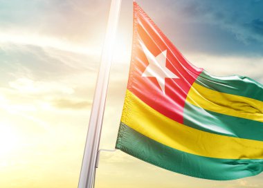 Togo bayrağı güneşli gökyüzüne karşı