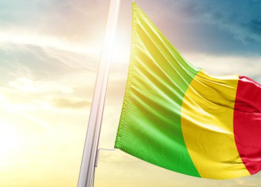 Mali bayrağı güneşli gökyüzüne karşı