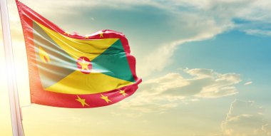 Gökyüzüne karşı bulutlu ve güneşli Grenada bayrağı