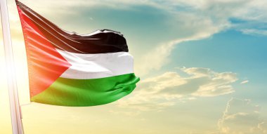 Filistin bayrağı bulutlara ve güneşe karşı