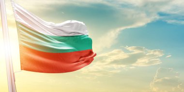 Brunei bayrağı bulutlu ve güneşli gökyüzüne karşı