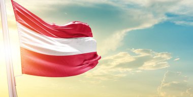 Avusturya bulutlu ve güneşli gökyüzüne karşı bayrak