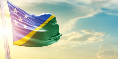 Solomon Adaları bulutlu ve güneşli gökyüzüne karşı bayrak