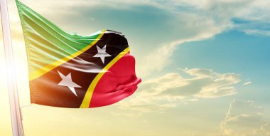 Saint Kitts ve Nevis bulutlara ve güneşe karşı bayrak
