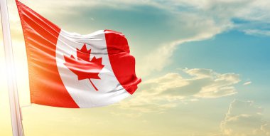 Kanada bulutlu ve güneşli gökyüzüne karşı bayrak