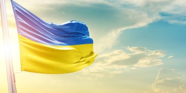 Ukrayna bayrağı bulutlara ve güneşe karşı