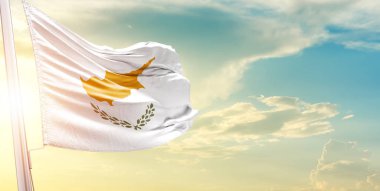 Kıbrıs, bulutlu ve güneşli gökyüzüne karşı bayrak