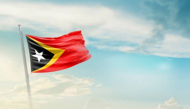 Doğu Timor bulutlu mavi gökyüzüne bayrak sallıyor