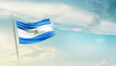 Nikaragua bulutlu mavi gökyüzüne bayrak sallıyor