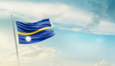 Nauru bulutlu mavi gökyüzüne bayrak sallıyor.