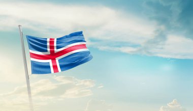 İzlanda bulutlu mavi gökyüzüne bayrak sallıyor