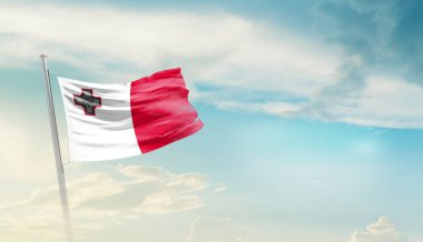 Malta, bulutlu mavi gökyüzüne bayrak sallıyor.