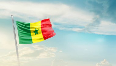 Senegal bulutlu mavi gökyüzüne bayrak sallıyor