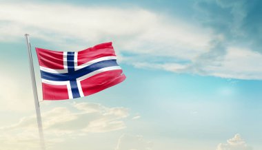 Norveç bulutlu mavi gökyüzüne bayrak sallıyor