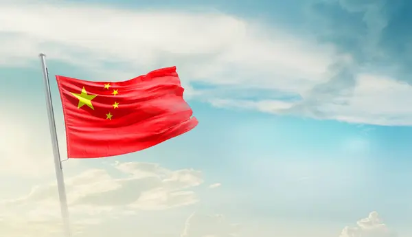 Çin bulutlu mavi gökyüzüne bayrak sallıyor