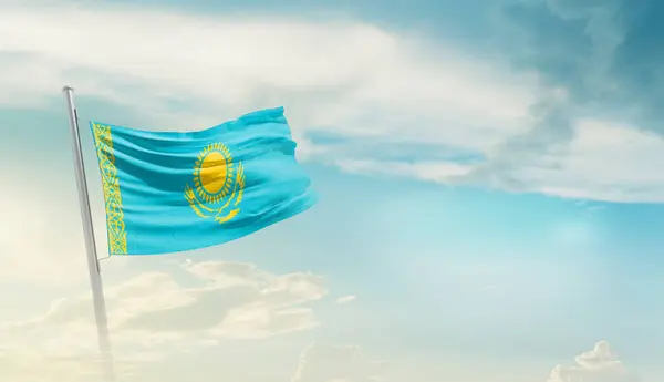Kazakistan bulutlu mavi gökyüzüne bayrak sallıyor