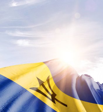 Barbados bulutlu mavi gökyüzüne bayrak sallıyor