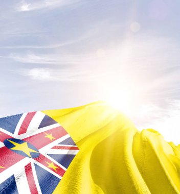 Mavi gökyüzüne karşı bulutlu ve güneşli bayrak