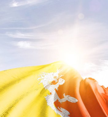 Bhutan bulutlu mavi gökyüzüne bayrak sallıyor