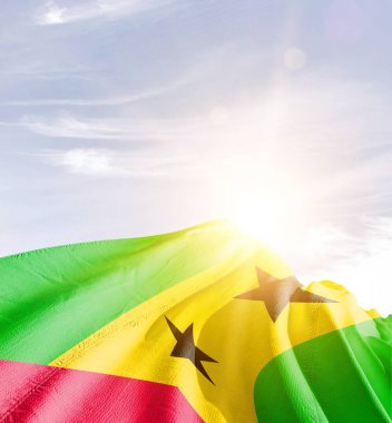 Sao Tome ve Principe bulutlu mavi gökyüzüne bayrak sallıyorlar.
