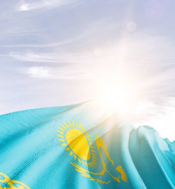 Kazakistan bayrağı güneşle gökyüzüne doğru dalgalanıyor