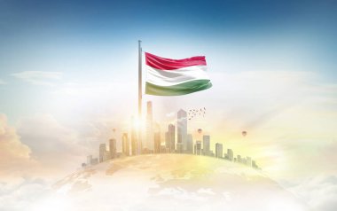 Macaristan bayrağı şehir manzarasına karşı dalgalanıyor