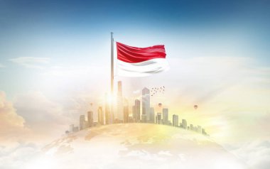 Şehir manzarasına karşı dalgalanan Monako bayrağı