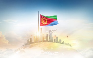 Eritre bayrağı şehir manzarasına karşı dalgalanıyor