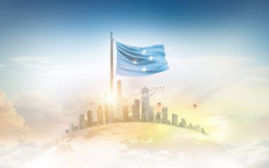 Mikronezya bayrağı şehir manzarasına karşı dalgalanıyor