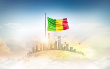 Şehir manzarasına karşı Mali bayrağı dalgalanıyor