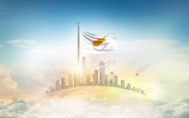 Kıbrıs bayrağı şehir manzarasına karşı dalgalanıyor